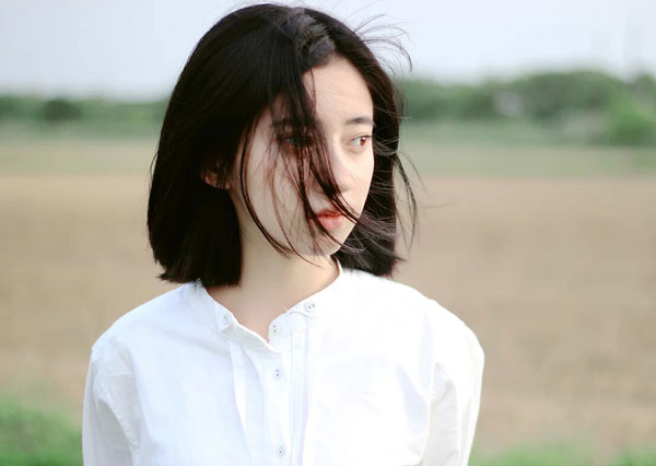 小编今天啊,要为大家带来的是一组短发素颜美女户外清新写真。写真中的美女五官清纯养眼,素雅出镜也令人赏心悦目不已;留着一袭中长短发的她,给人清爽简 单之感。美女身穿着一件纯白色衬衫,搭配着一条浅绿色百褶裙,置身于田野中,画面清新不已。好了,话不多说,接下来,就让我们一起来欣赏这组短发素颜美女 户外清新写真吧!出镜人:阿雷固